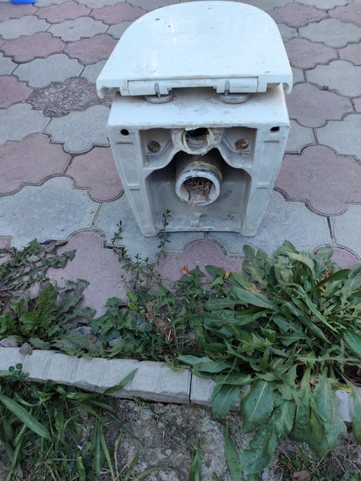Продам пристенный унитаз.
