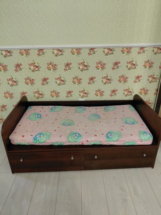 Продам детскую кровать из дерева