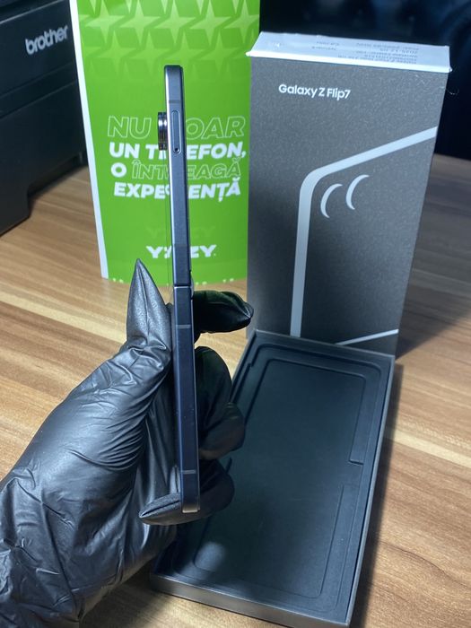 Samsung Galaxy Z Flip7 • 256 GB • Jetblack