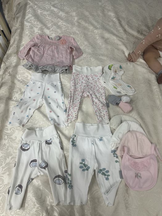 Чепчики, слюнявчики, ползунки, кофточки