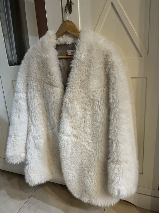Палто с косъм Mango бяло пух