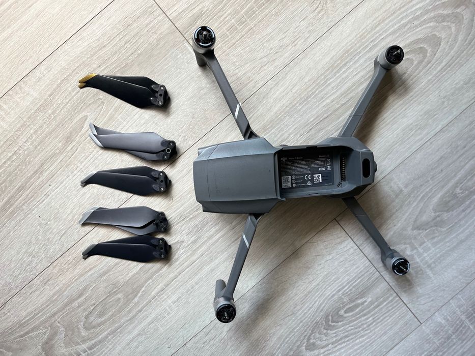 Vand MAVIC 2 Zoom + 4 acumulatori + Hub Incarcare + controller