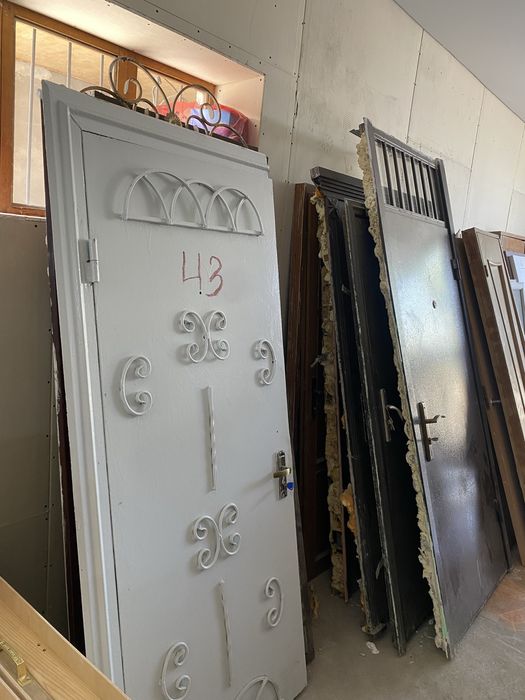 Бу есiк терезелер бар