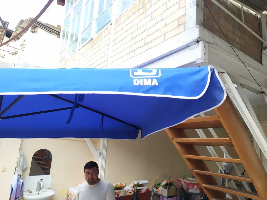 Zontik pasti tiyogichi bilan