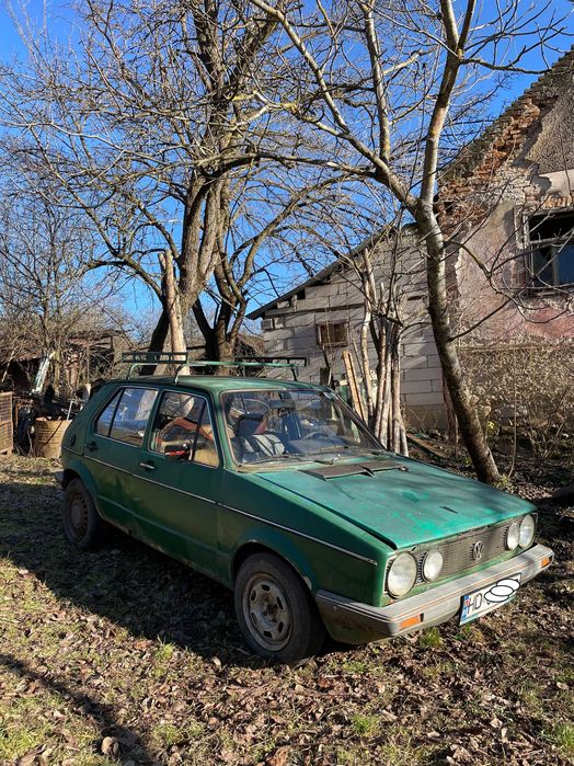 VW Golf 1 in stare de functionare plus 2 caroserii si anexe.