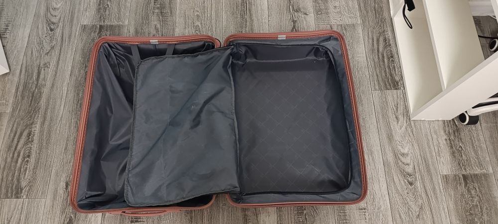 Продам чемодан + бьюти кейс