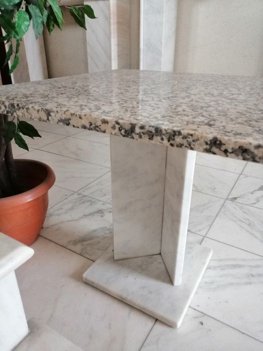 Vând măsuță marmura pt sufragerie