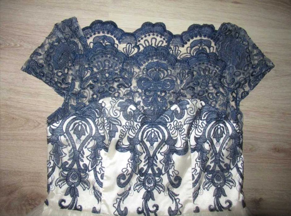 Елегантна официална рокля с бродирана дантела