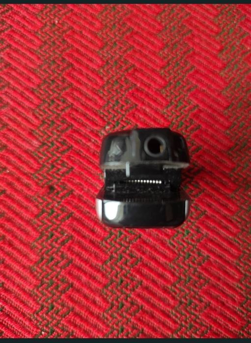 Casca Bluetooth prevăzut cu mufă jack și pentru căști.
