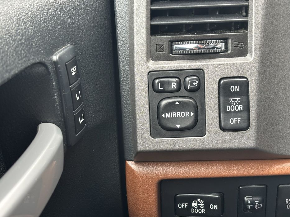 Тойота тундра продам