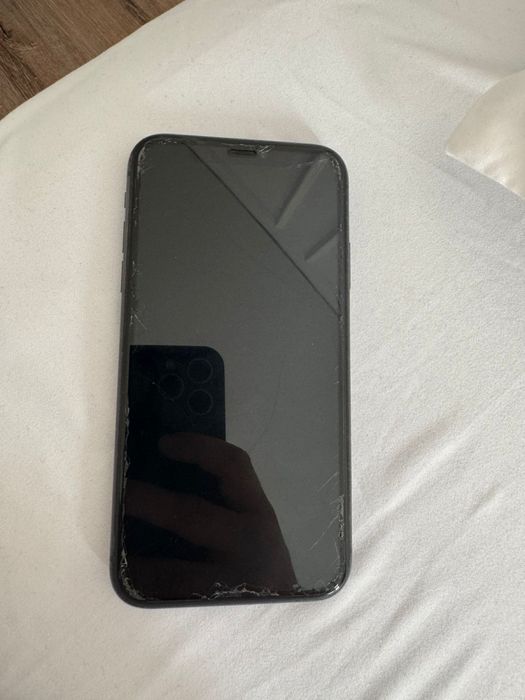 Продам Айфон 11