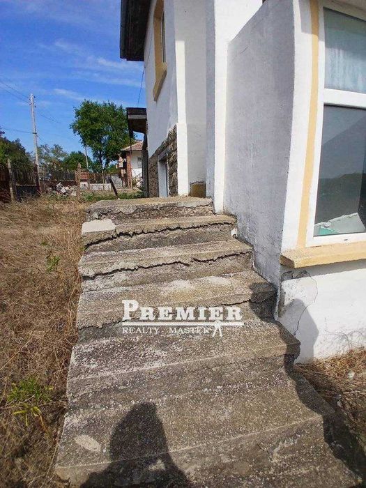 Къща с голям потенциал в село Загорци,