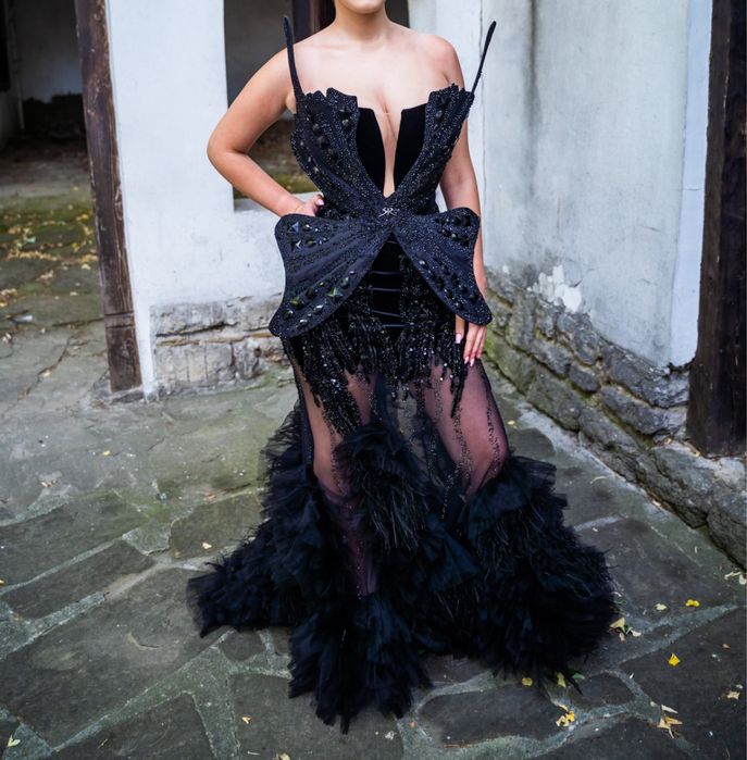 Черна бална рокля с пеперуда на дизайнера Стоян Радичев
