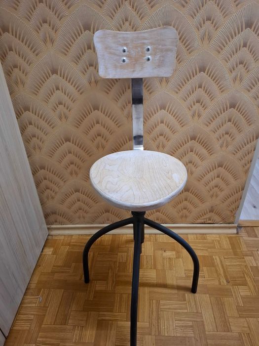 Дървени табуретки