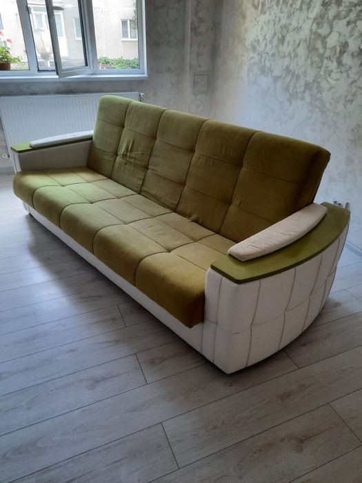 Canapea extensibila verde cu detalii albe