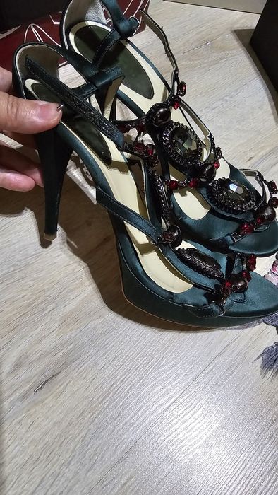 Продам  красивые босоножки Италия