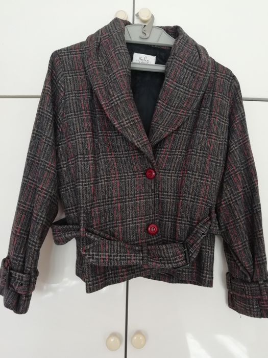 Късо, леко палте с хастар.