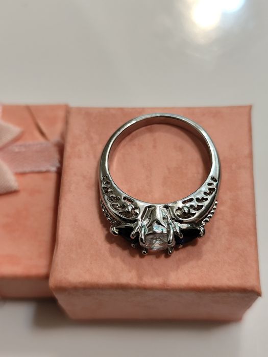 Златни пръстени 18к злато със сапфир Нови