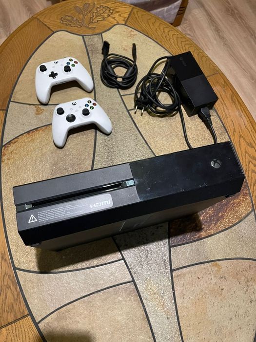Xbox One – 500 GB | 2 Controllere Albe Originale (Rare) | Joc inclus