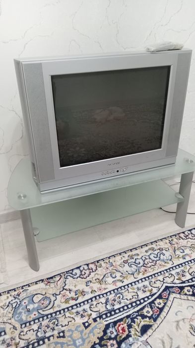 Срочно продам телевизор с подставкой