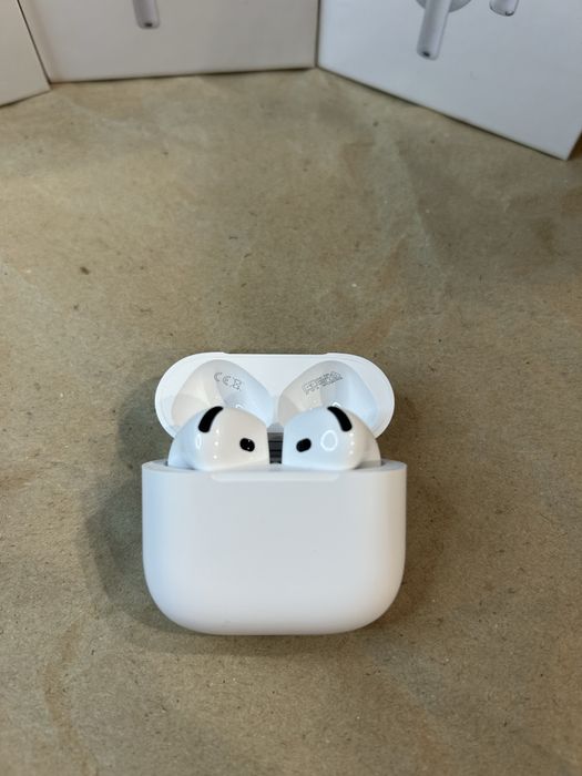 AirPods 4.