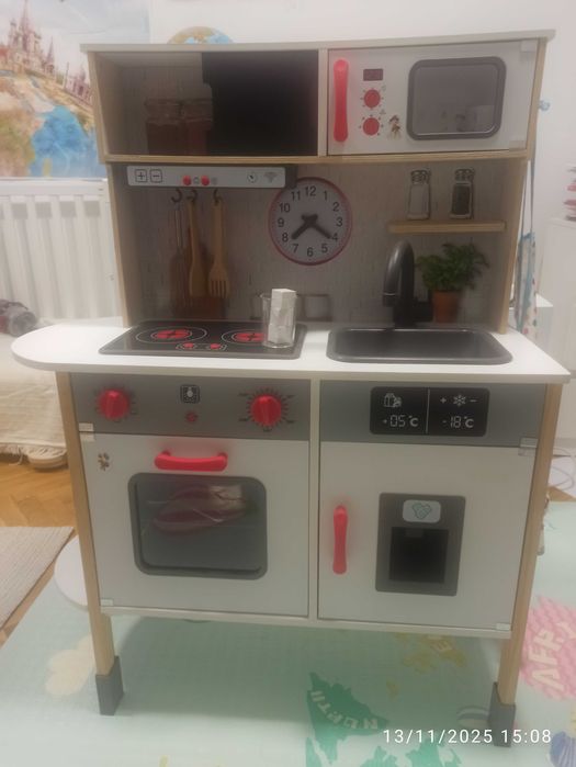 Дървена детска кухня с аксесоари