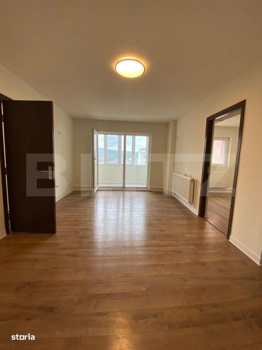 Apartament 4 camere, complet renovat – 2 bai, 2 balcoane, lift, zona