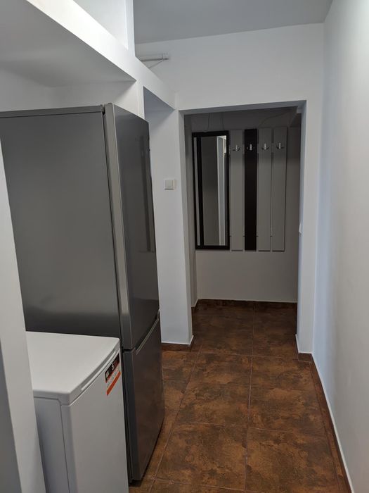Închiriez apartament 3 camere – zonă centrală