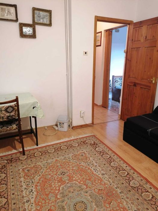 Inchiriez o camera cu baie proprie.