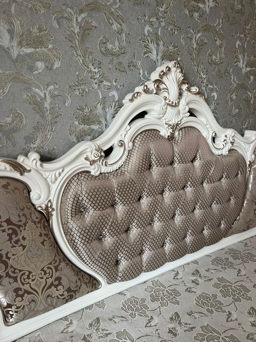 Спальный гарнитур из дерева.