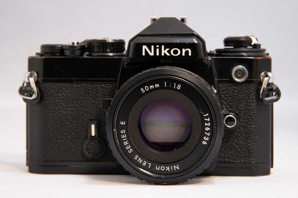 Kit aparat film Nikon FE cu obiectiv Nikon 50 1.8