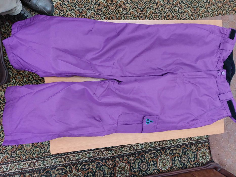 vând jacketă   si pantaloni ski pentru copii si nu numai...