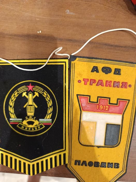 Стари футболни и други флагчета + колекционерски значки