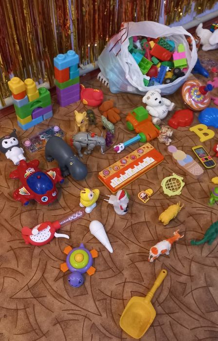 Продам много игрушек .