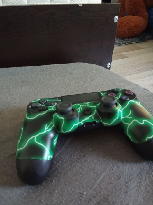 Vând  PlayStation 4 slim urgent!!!