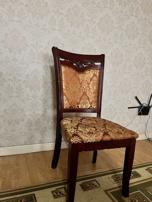 Стол со стульями