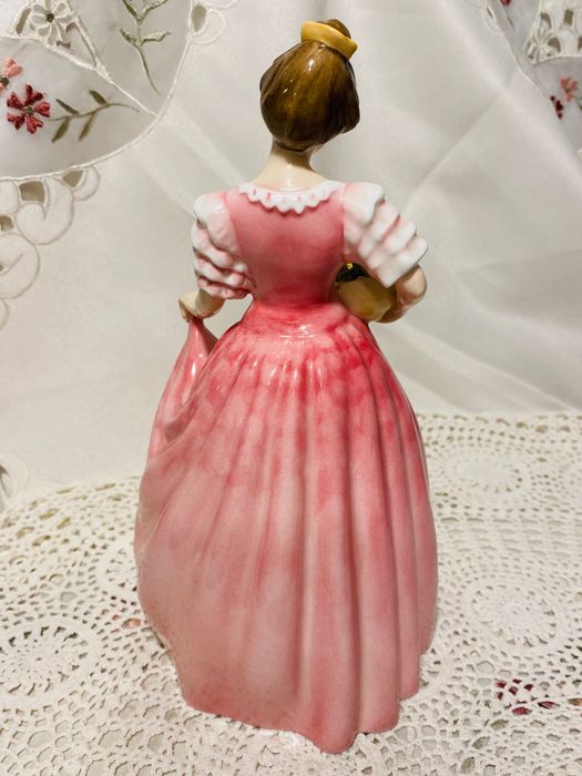 порцеланова статуетка