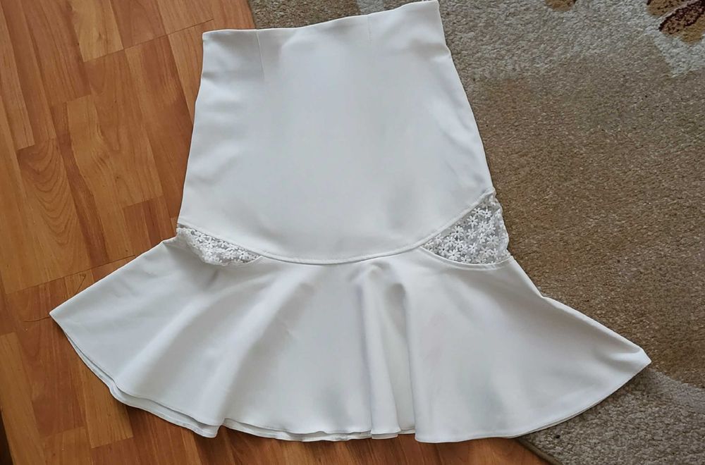 Fusta Nissa alba cu peplum