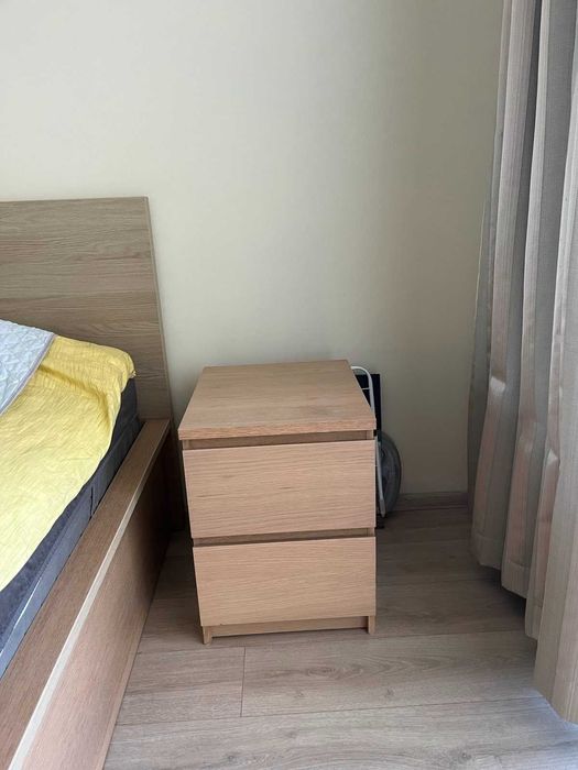 спалня с едно нощно шкафче