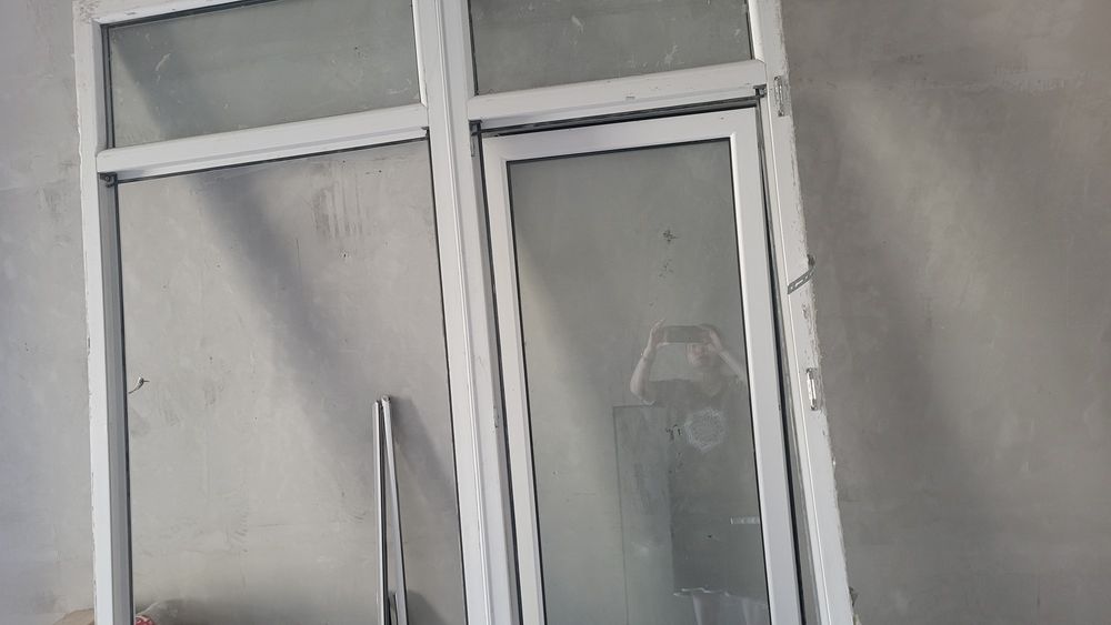 Продается в комлекте пластиковые окно с дверьюе