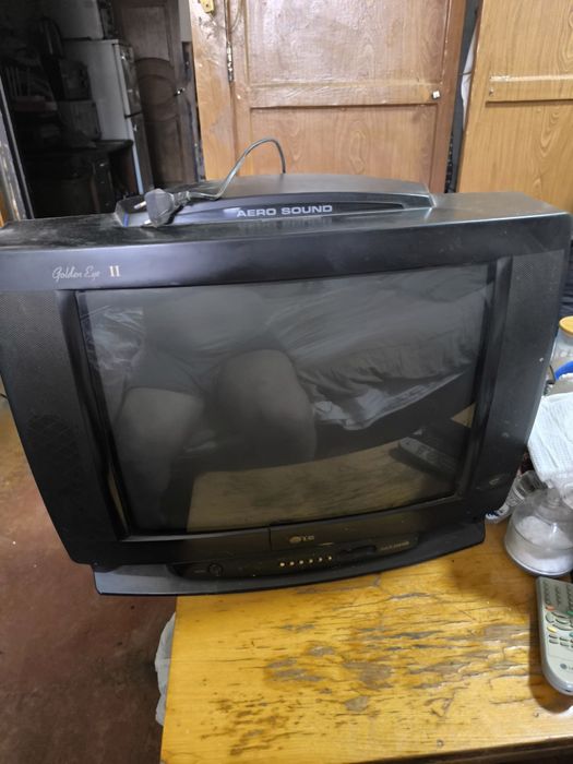 Продам телевизор LG с игровой приставкой в рабочем состоянии диагональ