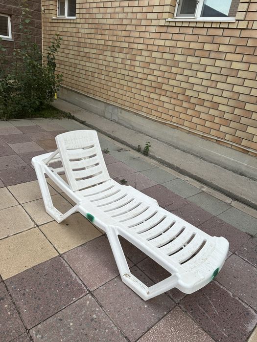Шезлонг лежак пластиковый
