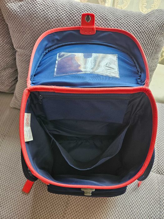Раница за момче от 1 до 5 клас. В отлично състояние.