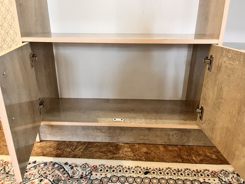 Шкаф с полками, вешелками.