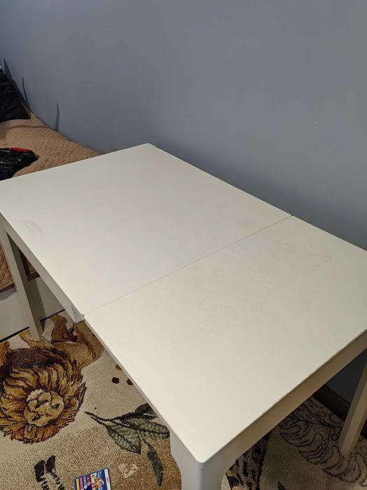 Дървена, бяла маса