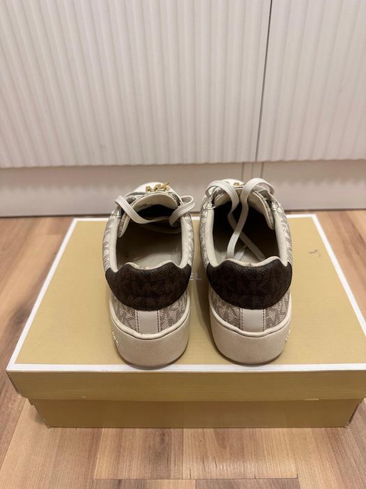 Продам кроссовки Michael Kors