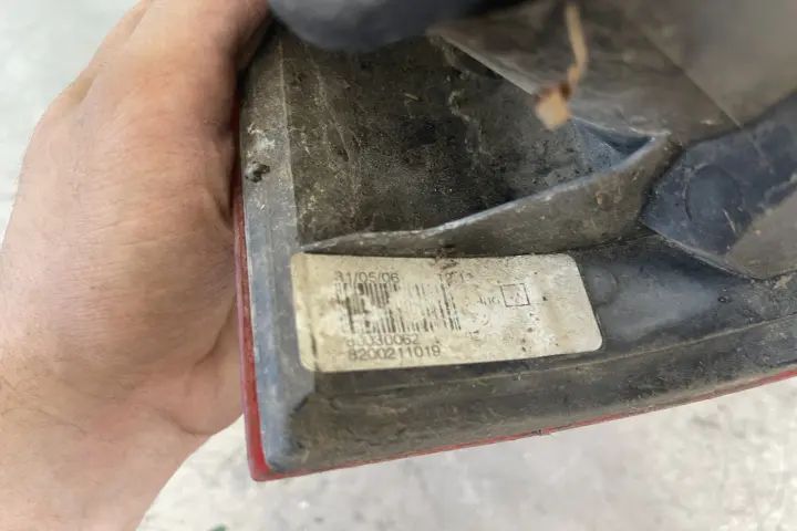 Lampa / Tripla stop dreapta pe aripa 8200211019 Dacia Logan 2007