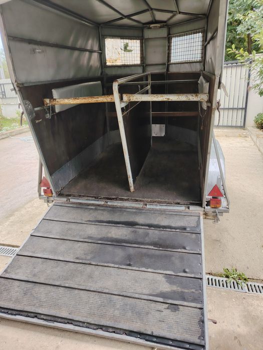Remorcă pentru transport animale vii