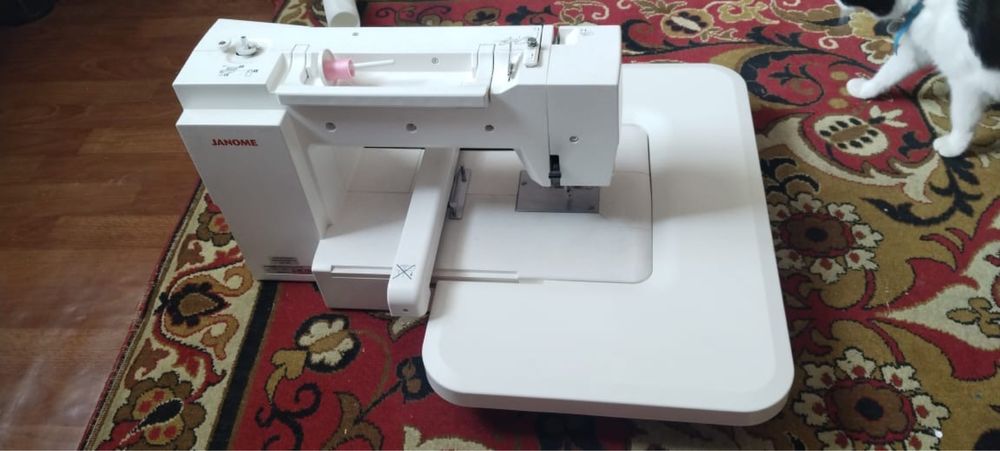 Продам вышивальную машинку Janome