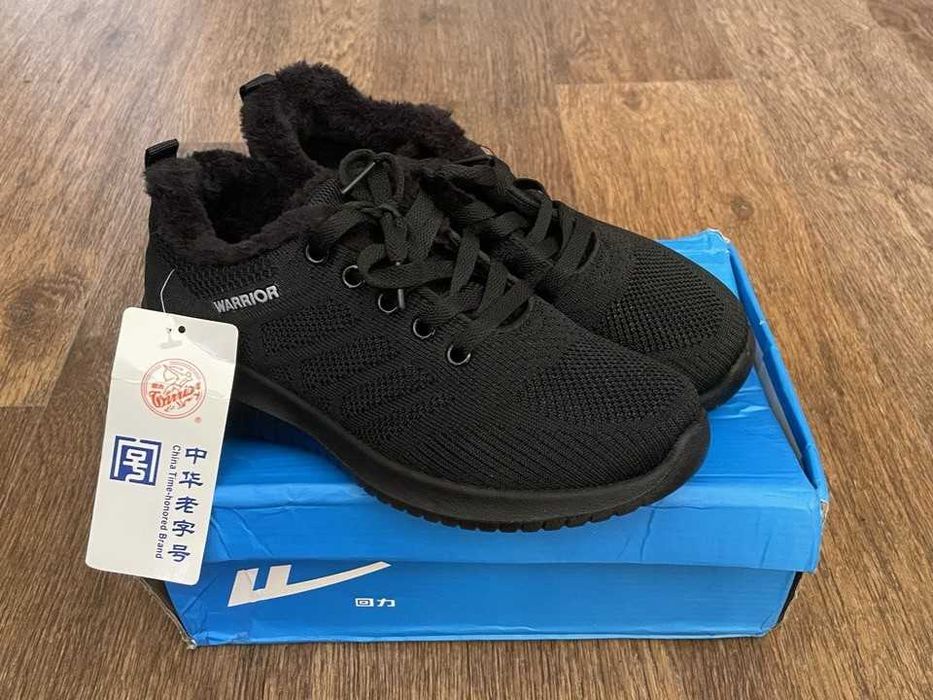 Кроссовки утепленные 38 размер НОВЫЕ